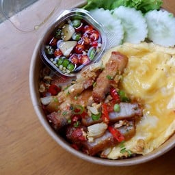 ข้าวไข่ข้นหมูกรอบผัดพริกเกลือ