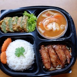 ข้าวสวย+แกงส้มชะอมกุ้ง+ปีกไก่ทอดน้ำปลา