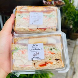 แซนวิสหน้าแน่นขนมปังโฮลวีท ไข่ดาว ปูอัดมายอง ไส้กรอก