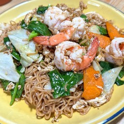 ผัดมาม่ากุ้ง มาม่า 2 ก้อน