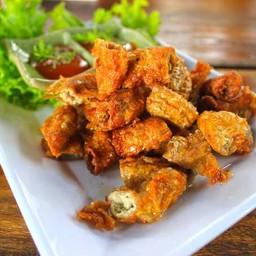 ใส้อ่อนหมู ทอด = จิ้มซอส