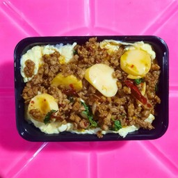 กระเพราหมูสับเต้าหู้+ไข่ข้น