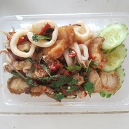 กระเพราหมูกรอบ + ปลาหมึก