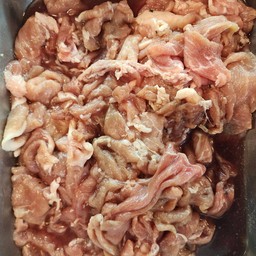 หมูสไลด์หมักพริกไทยดำ