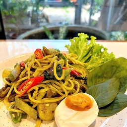 สปาเก็ตตี้แกงเขียวหวานไก่ไข่เค็ม