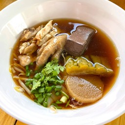 ก๋วยเตี๋ยว ไก่ฉีก + ขาไก่