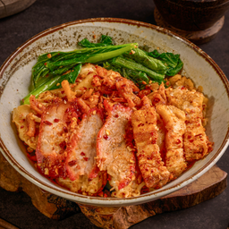 เกี๊ยวหมูแดงหมูกรอบ (น้ำพริกกากหมู)