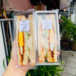แซนวิสสามเหลี่ยมใหญ่ ขนมปังโฮลวีท ไข่ดาว+ไส้กรอก