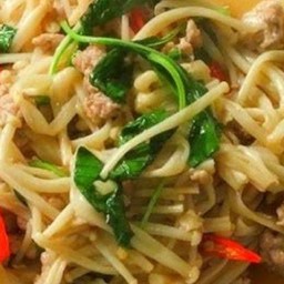 ข้าวหน้ากระเพราเห็ดเข็มทองหมูสับ