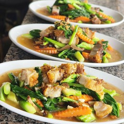 คะน้าหมูกรอบ