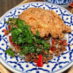 ข้าวกะเพราเนื้อสับ+ไข่เจียว