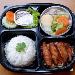 ข้าวสวย+แกงจืดเต้าหู้หมูสับ+ปีกไก่ทอดน้ำปลา