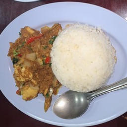 ไก่ผัดผงกะหรี่ราดข้าว