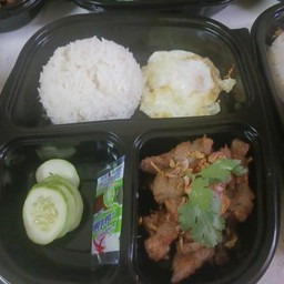 ข้าวราดไก่ทอดกระเทียม