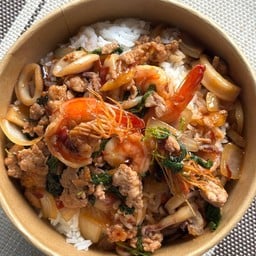 กะเพรารวมเครื่องเน่นๆ รสชาติเข้มข้น กับข้าวสวยร้อนๆ