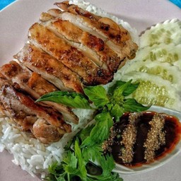 ข้าวไก่ย่างจิ้มแจ่ว