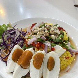 ยำข้าวโพดไข่เค็ม