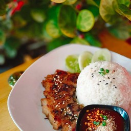 ข้าวสามชั้นย่างน้ำจิ้มแจ่ว