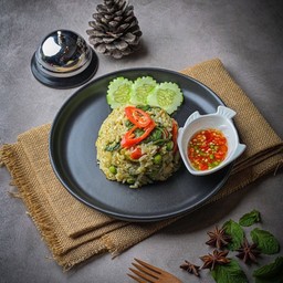 ข้าวผัดเขียวหวานเนื้อ