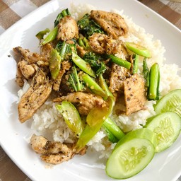 คะน้าไก่ทอดราดข้าว