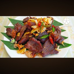 เนื้อทอดกะเทียมพริกสด