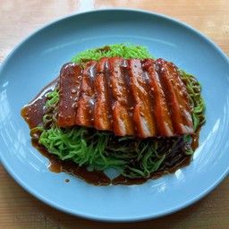 บะหมี่หยกหมูแดงบาร์บีคิว ( RED BBQ PORK WITH JADE NOODLES)