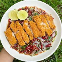 ยำสะโพกไก่กรอบ