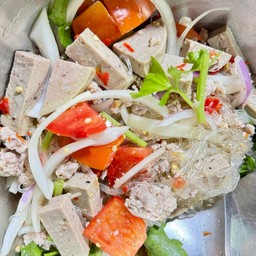 ยำมาม่าใส่หมูสับ  ใส่หมูยอ