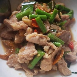 ข้าว ผัดกะปิใส่ถั่วฝักยาว (เคยกุ้งใต้)