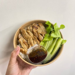 ข้าวหน้าหมูย่างน้ำจิ้มแจ่ว