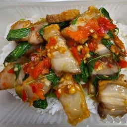กระเพาหมูกรอบ