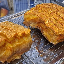 หมูกรอบ.