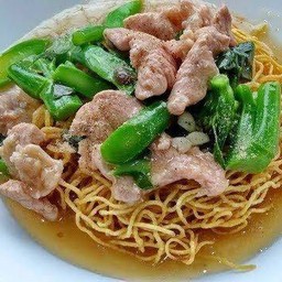 ราดหน้ายอดผักหมูนุ่ม หมี่กรอบ