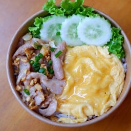 ข้าวไข่ข้นหมูกระเทียม