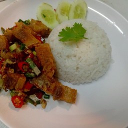 ข้าวราดกระเพราหมูกรอบ