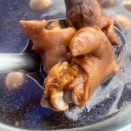 ขาหมูแม่นวย - ตลาดโต้รุ่ง