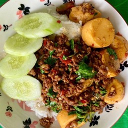 กะเพราเต้าหู้ เนื้อสับ ราดข้าว(เต้าหู้ไม่ทอด ทางร้านใช่เต้าหู้ 1 หลอด)