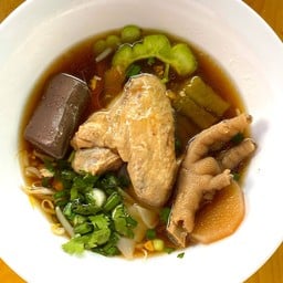 ก๋วยเตี๋ยว ปีกไก่ + ขาไก่