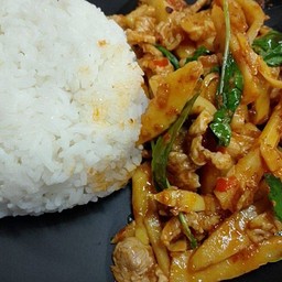 ผัดพริกแกง หน่อไม้หมู (ราดข้าว)
