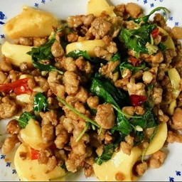 กะเพราเต้าหู้ หมูสับ ราดข้าว (  ไม่ทอด ทางร้านใช้ เต้หู้ไข่ 1 หลอด)