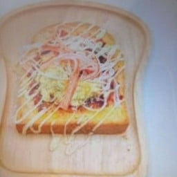 ขนมปังหมูหยองปูอัดน้ำสลัด