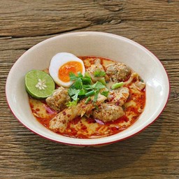 ก๋วยเตี๋ยวหมูต้มยำไข่ยางมะตูม