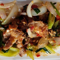 หมูกรอบผัดพริกอ่อน ราดข้าว
