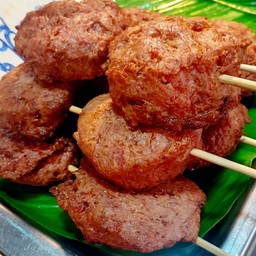 หมูทอดกระเทียม (ราคา ต่อ 1 ไม้)