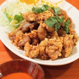 ใส้ใหญ่หมู ทอด จิ้มซอส