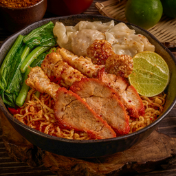 บะหมี่เกี๊ยวหมูแดงหมูกรอบ (ต้มยำ)
