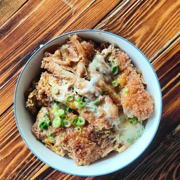 ข้าวหน้าหมูทอด ญี่ปุ่น