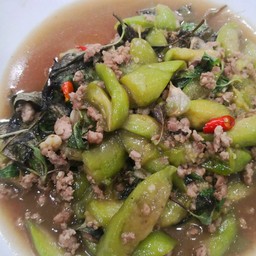 มะเขือยาวผัดใส่ใบโหระพา(กับข้าว)