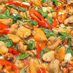 เนื้อหอยแมงภู่ผัดใบโหระพา กับข้าว