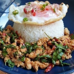 ข้าวราดผัดใบโหระพา (เลือกเนื้อสัตว์ได้)